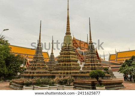 Wat Phra Chetuphon Wimon Mangkhalaram Ratchaworamahawihan, Bangkok, Thailand, cloudy sky