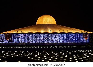 Wat Phra Dhammakaya, Pathum Thani, Thailand Organized An Event On The Occasion Of Visakha Bucha Day On May 15, 2022, Disciples Can Participate Through Application Zoom And Buddhist Monks Open Ledlight