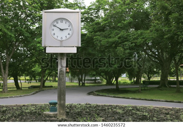 Watch box for\
telling the time in the\
park