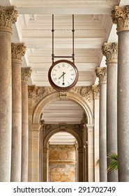 Watch with columns