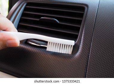 Watching And Maintaining Cleanliness In The Car By Using A Toothbrush To Clean