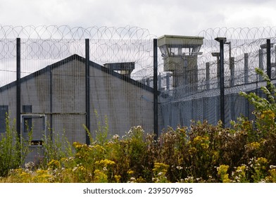 Torre de observación, valla y pared afuera de la antigua prisión HMP Maze, Irlanda del Norte, famosa por sus Bloques H, huelgas de hambre republicanas de 1981 y una fuga masiva en 1983.
