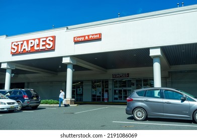 Watchung, NJ, USA - 09-10-2021: Outdoor Facade From Office Supply Store In New Jersey