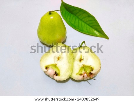 Water apple (water guava) is a type of Deli honey, come from Deli Serdang district, North Sumatra, Indonesia. Characteristic namely sweet taste like honey, shiny green color, no seeds.