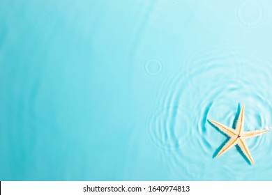 Water background. Blue water texture, surface of blue swimming pool and starfish. Spa concept background. Flat lay, top view, copy space Adlı Stok Fotoğraf