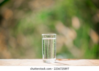 agua la botella vertiendo