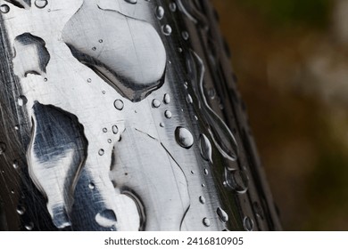 Water doplets on shiny aluminium