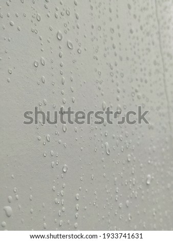 The water drop in the white window