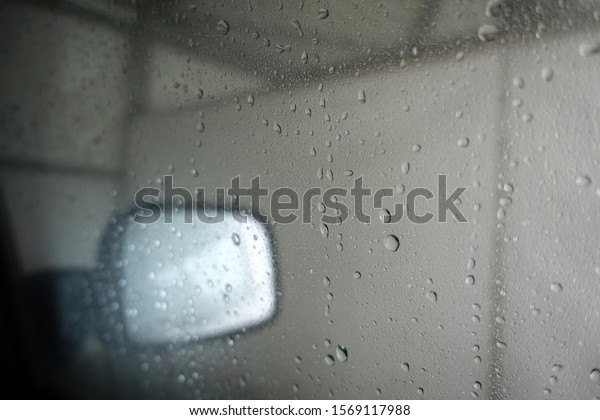 Water droplets\
adhering to the glass of the\
car