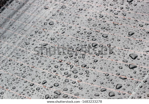 Water droplets\
adhering to the glass of the\
car