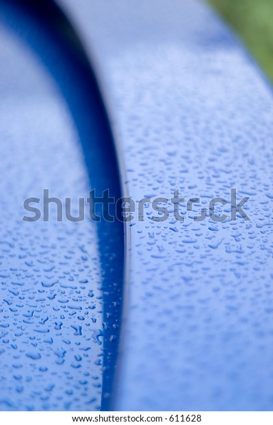 Water drops on the\
boot section of a car
