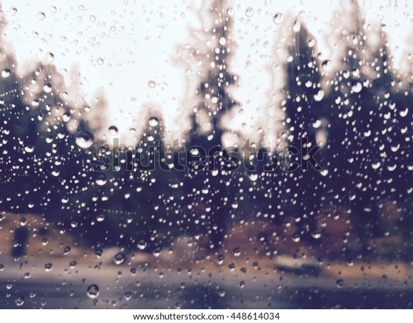 water drops on the car\'s\
side mirror