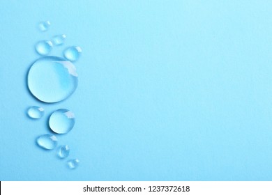 Water drops on color background, top view. Space for text: stockfoto