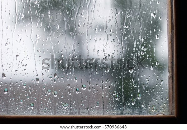 雨の日にガラスに滴る 背景に接写 窓の外に雨が降る 雨の夏か秋の日 雨粒のテクスチャー 水で濡れたガラス の写真素材 今すぐ編集