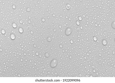 El agua cae sobre la textura de fondo blanco. vidrio de fondo cubierto con gotas de agua.  burbujas en el agua