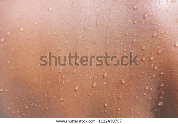 女性の肌に水滴 人間の肌の濡れたテクスチャーの接写 の写真素材 今すぐ編集