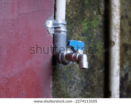 Water faucets stick to the wall, Water faucets stick to the wall, kran air menempel di tembok, setelah disambung pipa paralon 2 dim, disambung dengan pipa untuk mengalirkan air bersih ke tempat yang d