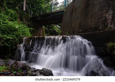 Water Flow Village Small River Under Bridge