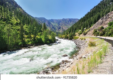 The Water Flow Wenatchee Rive , Cascade Loop , Washington