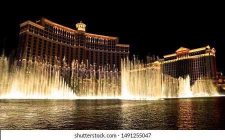 Water fountain show at night in Las Vegas in front of the Bellagio Hotel
(10/07/2013 - Las Vegas, USA)
