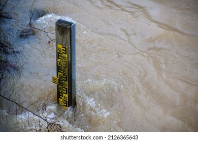 the water level can be read from a water level gauge placed in the river.