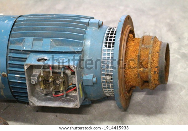 The water pump motor that has rusted,
causing the shock to be damaged, cannot be used
