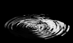 Wasser Reißt Sich Aus Einem Wassertropfen Im Dunkeln. Wassertropfen Dunkler Ton. Abstrakter, Schwarzer Kreis Wassertropfen. Flüssige Textur Hintergrund.Flüssige Flüssigkeit Mit Stimmungseffekt In Schwarz-Weiß.