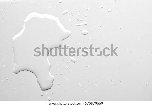 Water spilled on white\
table