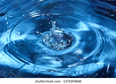 Wasser spritzen, Nahaufnahme. Wassertropfen. Blauer Wassertropfen. Fallendes Wasser.