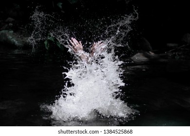 Water splashed in the dark water
