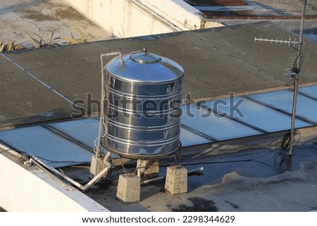 the water tank (toren) is placed on the roof. torrent