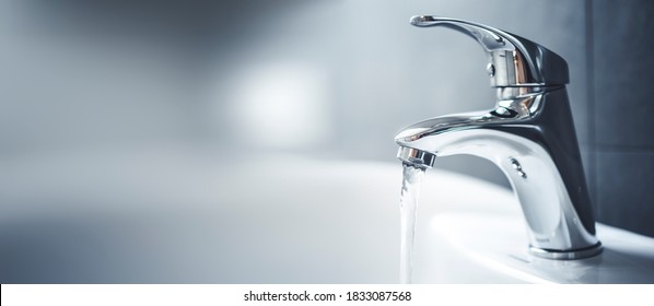 Водопроводный кран, кран. Проточная вода в ванной комнате с раковиной. Современный чистый дом. Концепция гигиены. панорама