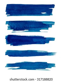 Акварель. Синяя абстрактная окрашенная чернила штрихи, установленные на акварельной бумаге. Чернила. Плоский вид кисти удар.