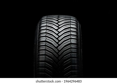 water-diverting tire with directional tread, wet braking and aquaplaning
