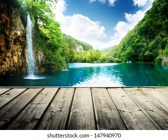 wodospad w głębokim lesie chorwackich i molo drewniane: zdjęcie stockowe