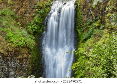 The waterfall is easily accessible from the Historic Columbia River Highway. - Powered by Shutterstock