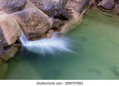 cascada en la cima de agua verde