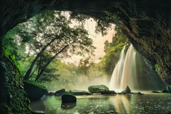 Cachoeira Em Floresta Tropical No Parque Nacional Khao Yai, Tailândia. Vista Em Cascata De Dentro Da Caverna.