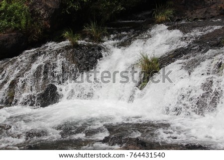 Waterflow at the peak of fall 
