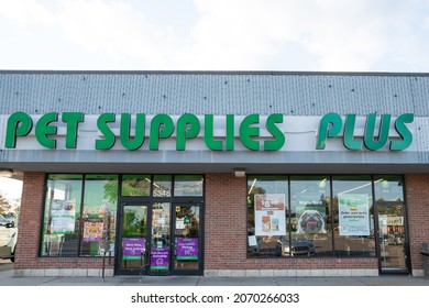 Waterford, Michigan, USA - 10 17 2021:Pet Supplies Plus Store Front