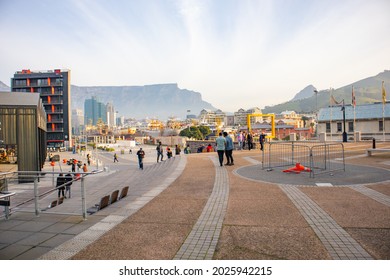 Waterfront, Cape Town, South Africa - 08-08-2021

Quiet Afternoon In The Silo District In Cape Town. People In Face Masks Walking By. Table Mountain And Table Mountain Yellow Frame In Background.