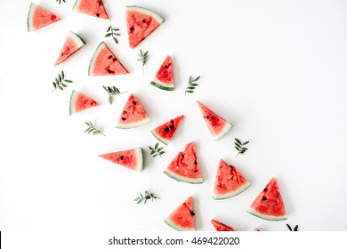 watermelon pieces pattern on white background. flat lay, top view: zdjęcie stockowe