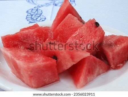Watermelon, sweet and juicy, making it the perfect treat to quench your thirst during the summer heat.
Watermelon mainly consists of water (91%) and carbohydrates (7.5%)