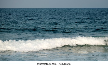 Wave background / Ocean surface waves are surface waves that occur in the upper layer of the ocean. They usually result from wind.