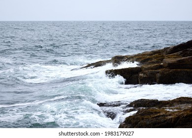 Wave Hit Rock At Thunder Hole 