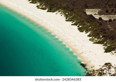 Wave patterns on the white sand beach of wineglass bay, freycinet national park, freycinet peninsula, coles bay, tasmania, australia, pacific
