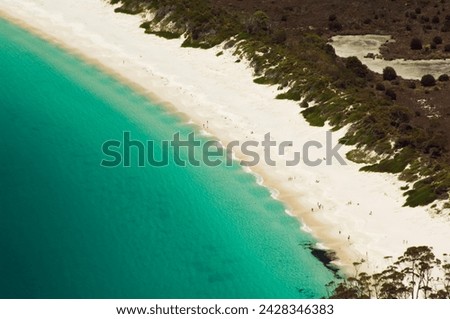 Wave patterns on the white sand beach of wineglass bay, freycinet national park, freycinet peninsula, coles bay, tasmania, australia, pacific