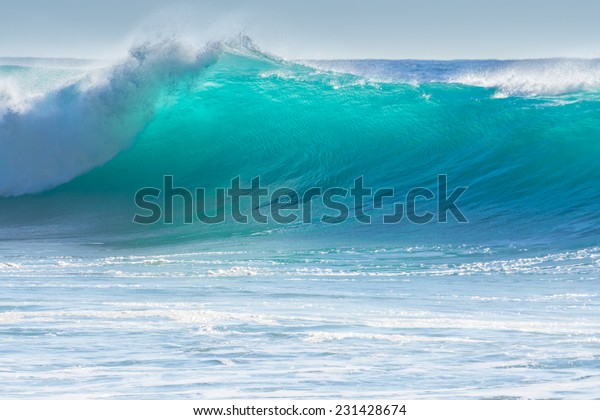 マデイラの岸に打ち寄せる波 の写真素材 今すぐ編集