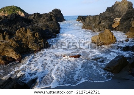 Waves croming through the rocks in the beach