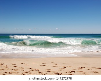 Wellen im Ozean und Sand am Strand, blauer Himmel Sonnentag